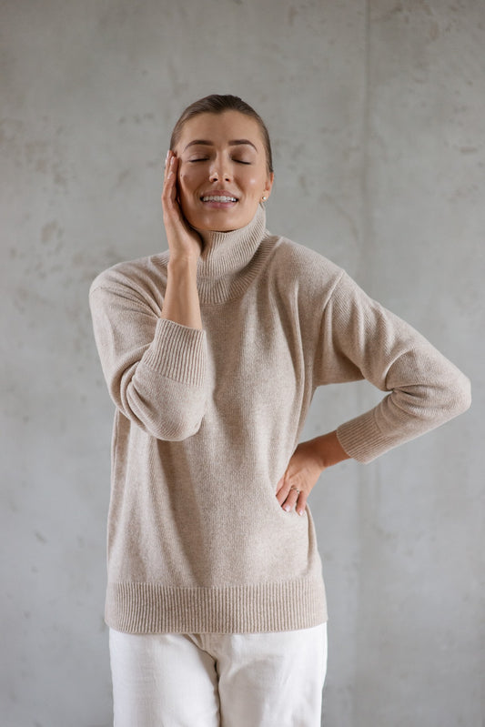 Cosy Classic Oversized Wool Turtleneck - Sand