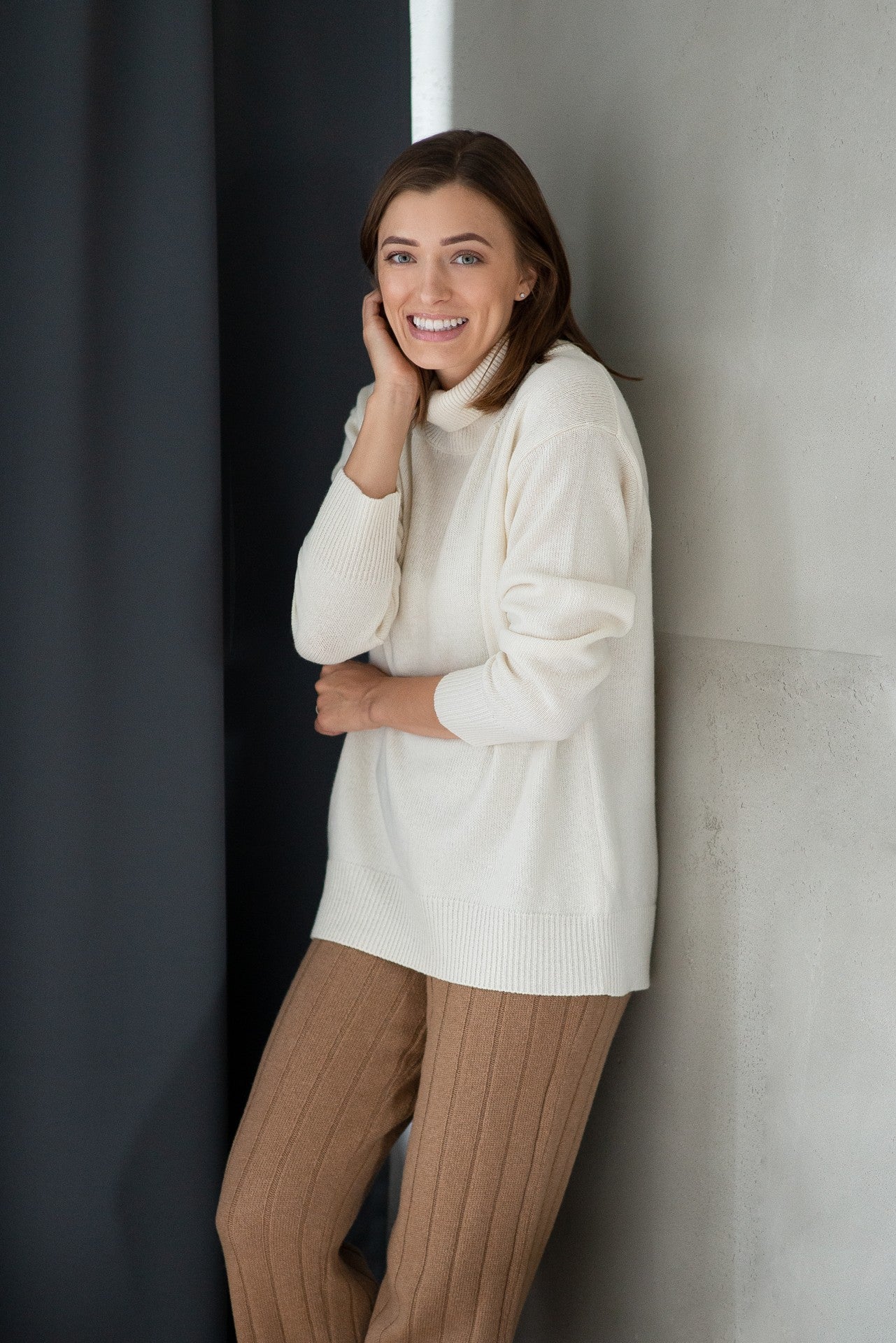 Cosy Classic Oversized Wool Turtleneck - White