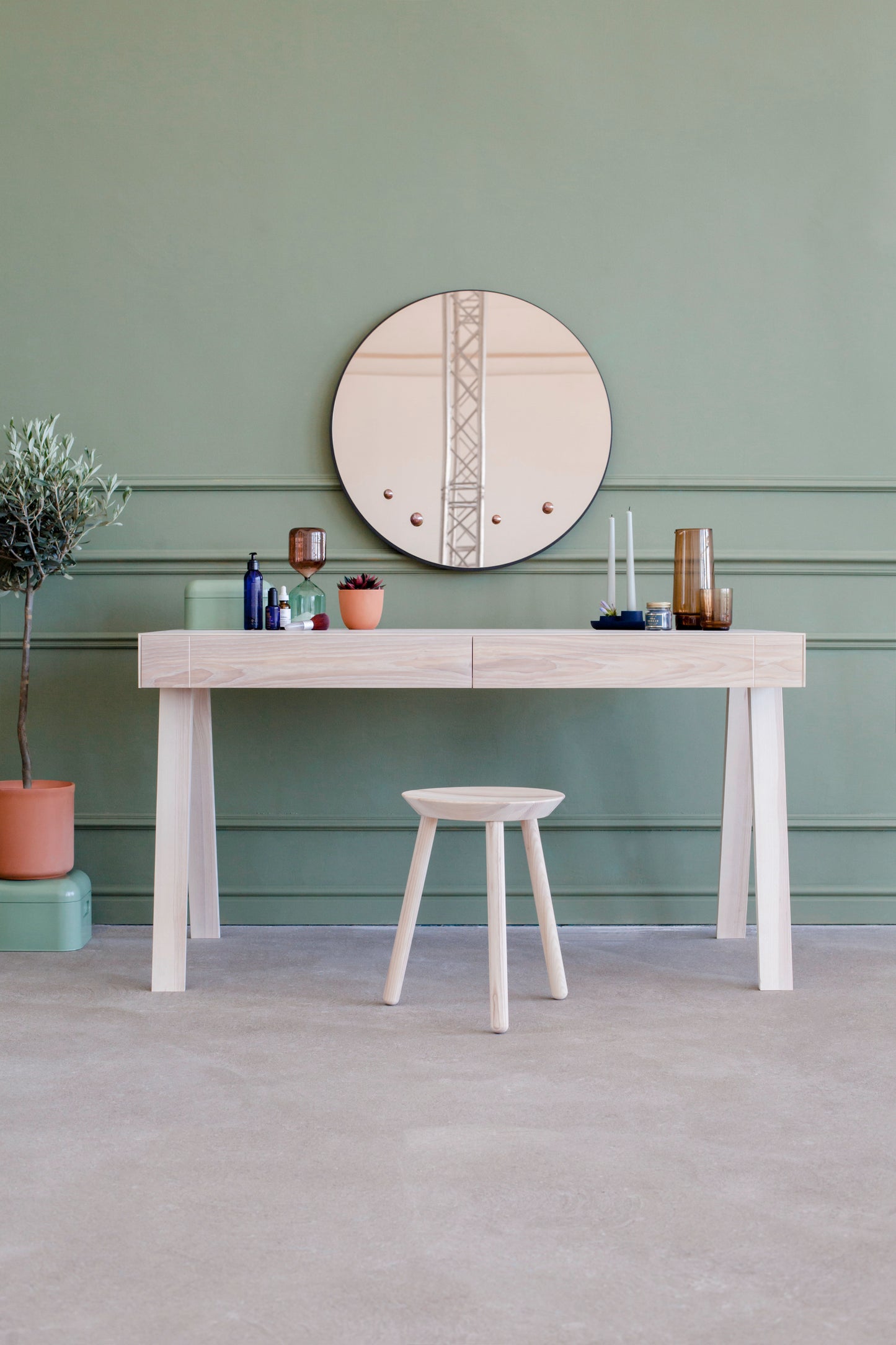 4.9 Writing Desk, 2 drawers