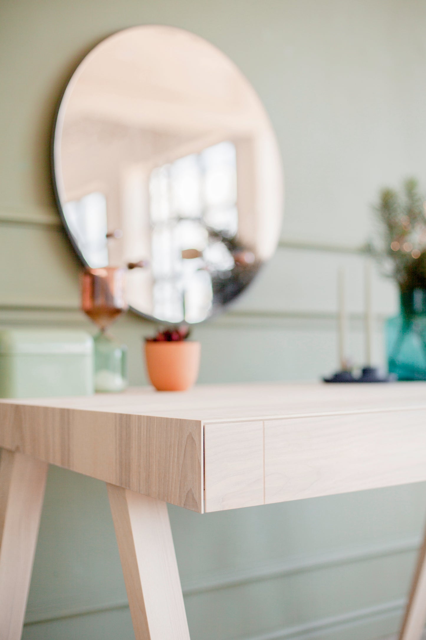 4.9 Writing Desk, 2 drawers
