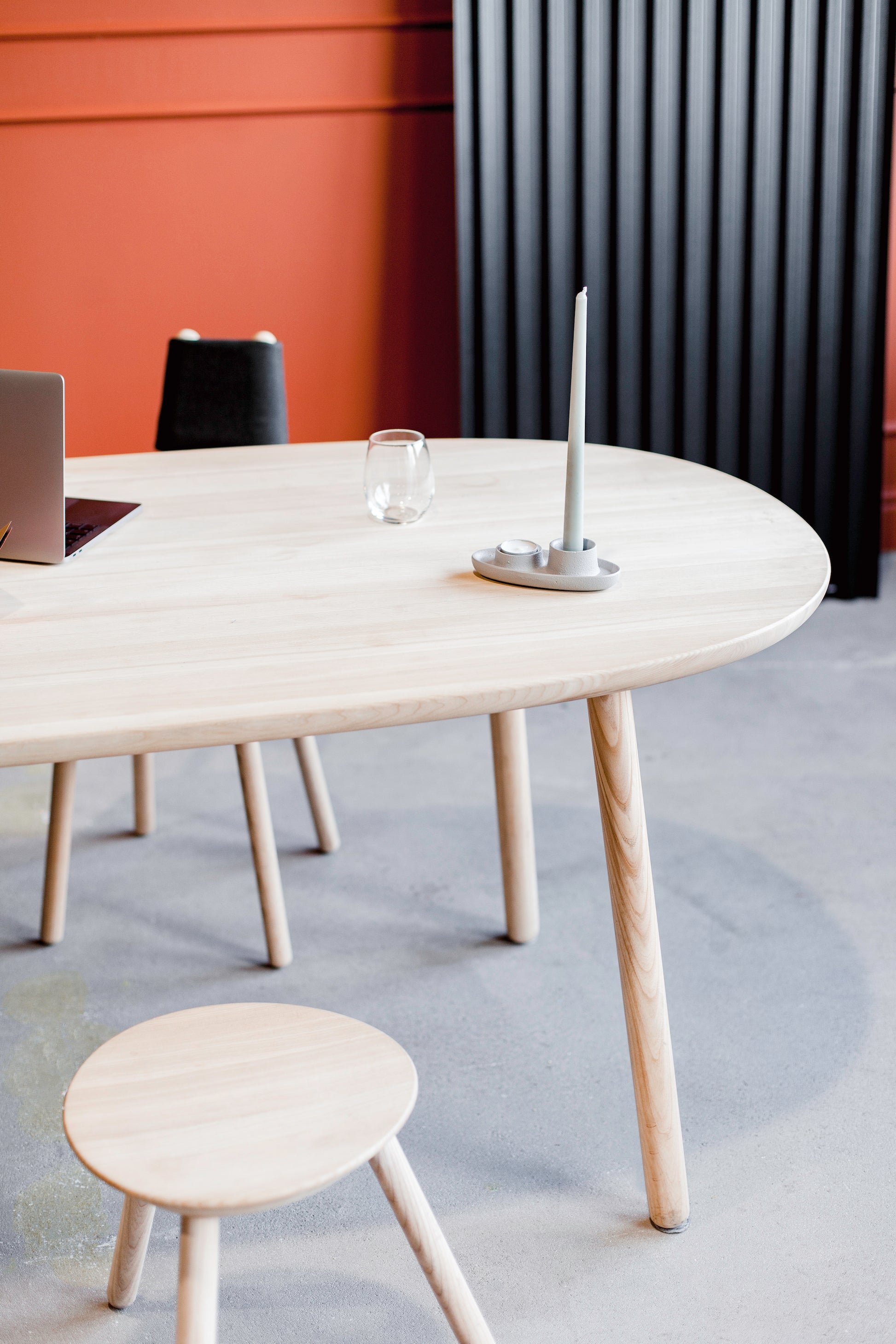 Natural Ash tree dining table details