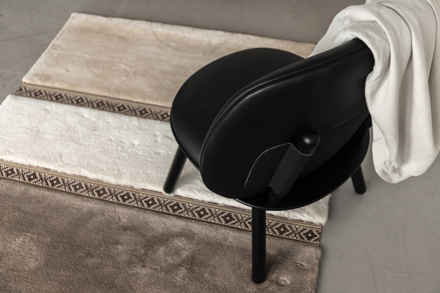 Naïve Low Chair Black Leather