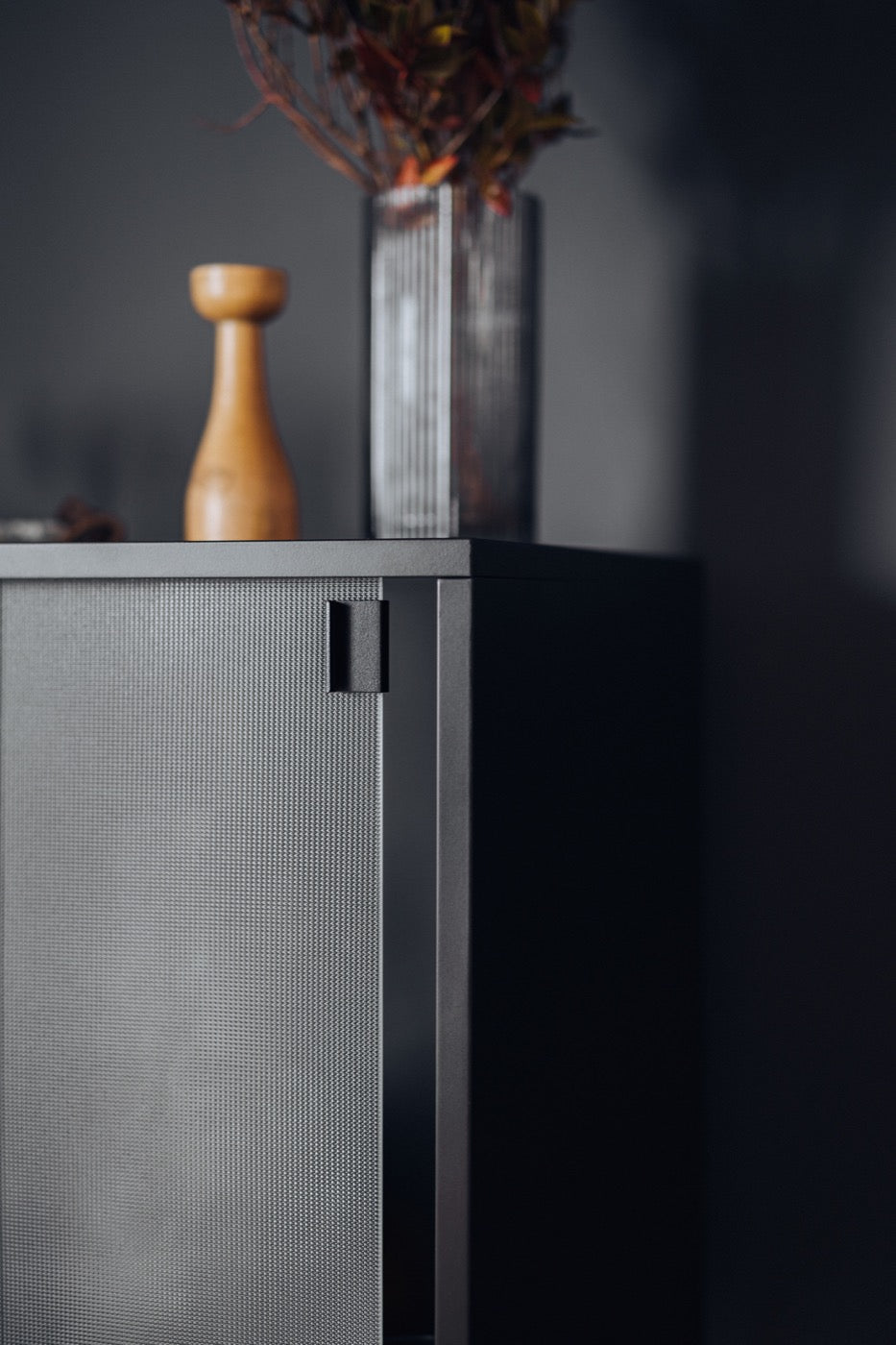 Lekko Cabinet black details