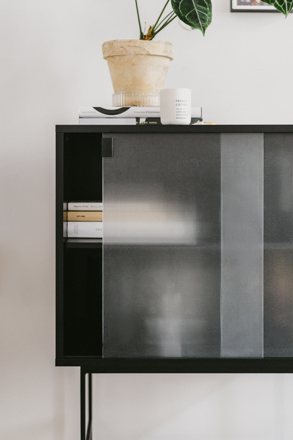 Lekko Cabinet black details