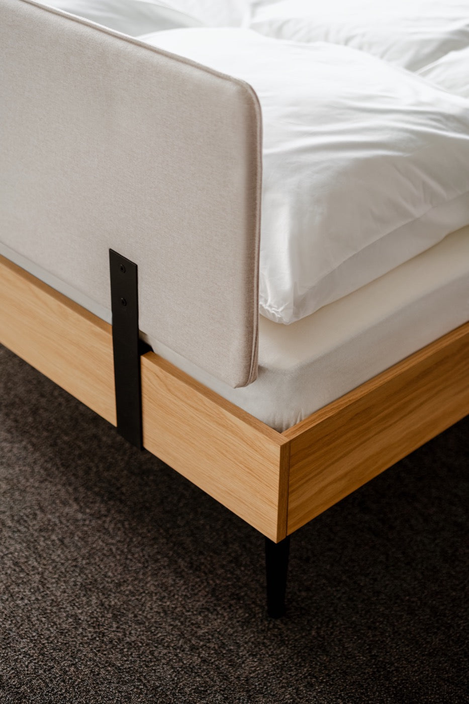 Streiko Oak Bed