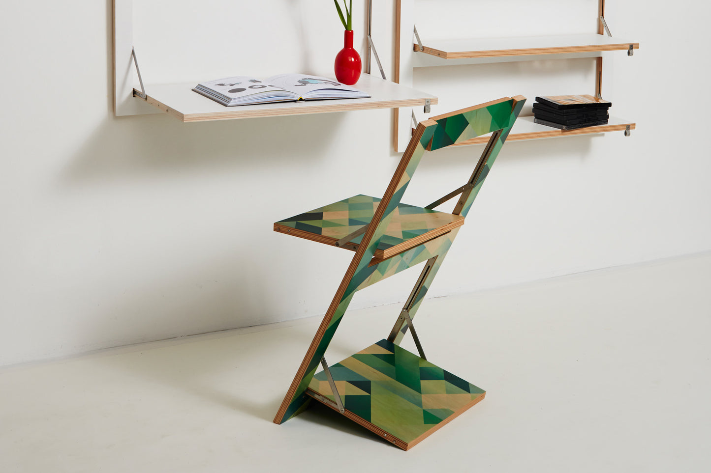 Fläpps Folding Chair – Criss Cross Green (on birch)