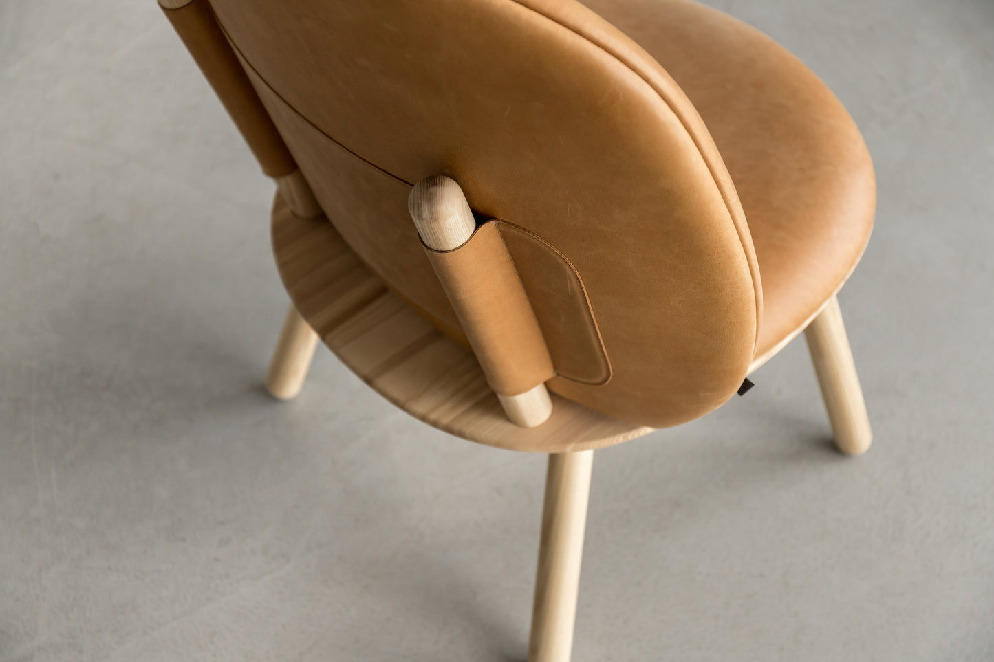 naive-low-chair-hulst-cognac-leather-details